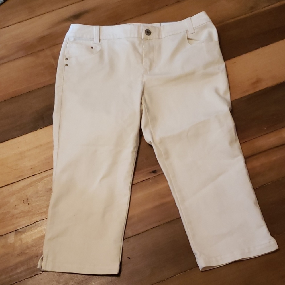 CHICO'S Platinum White Denim Crop jeans